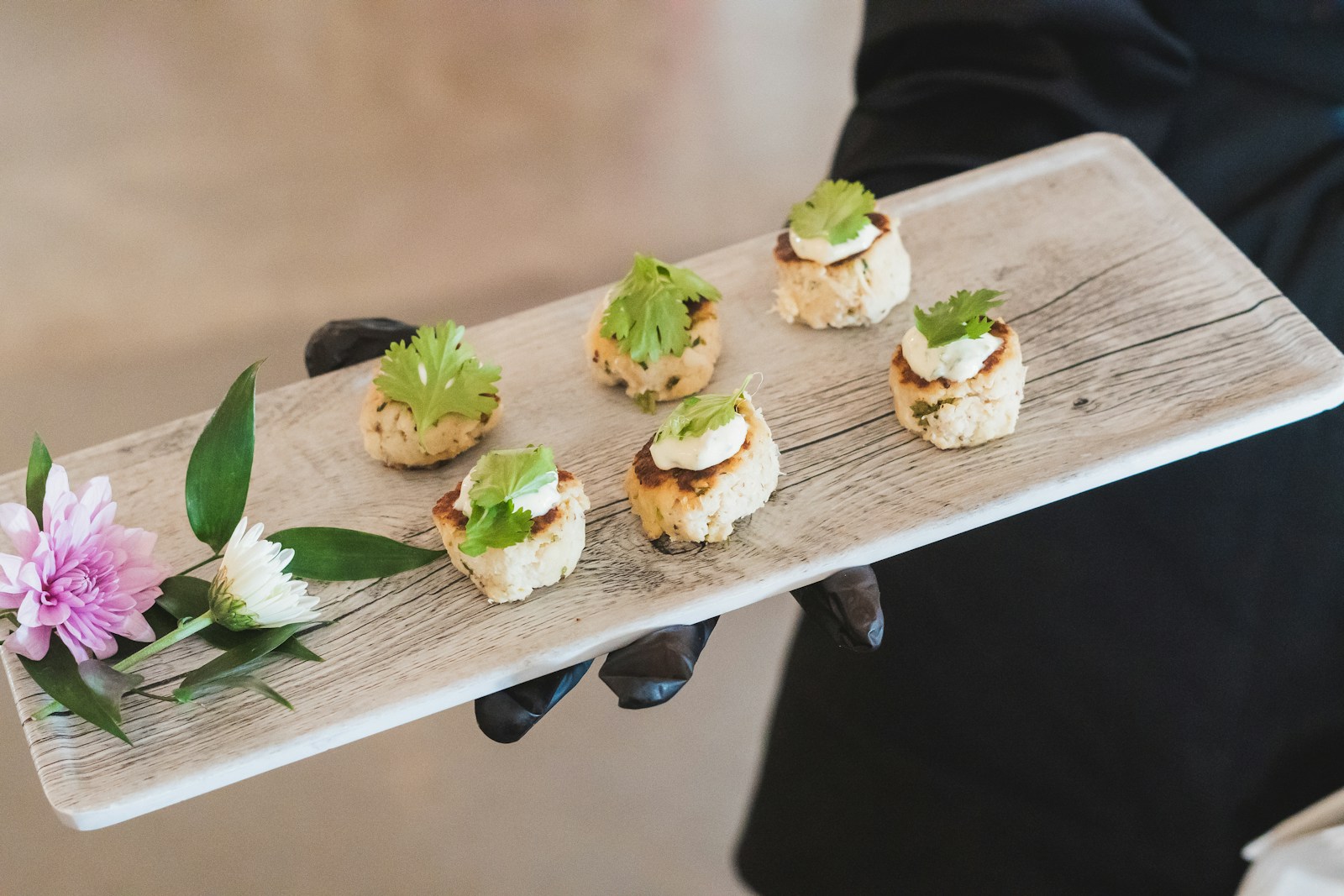Bandeja con canapés servida durante un evento