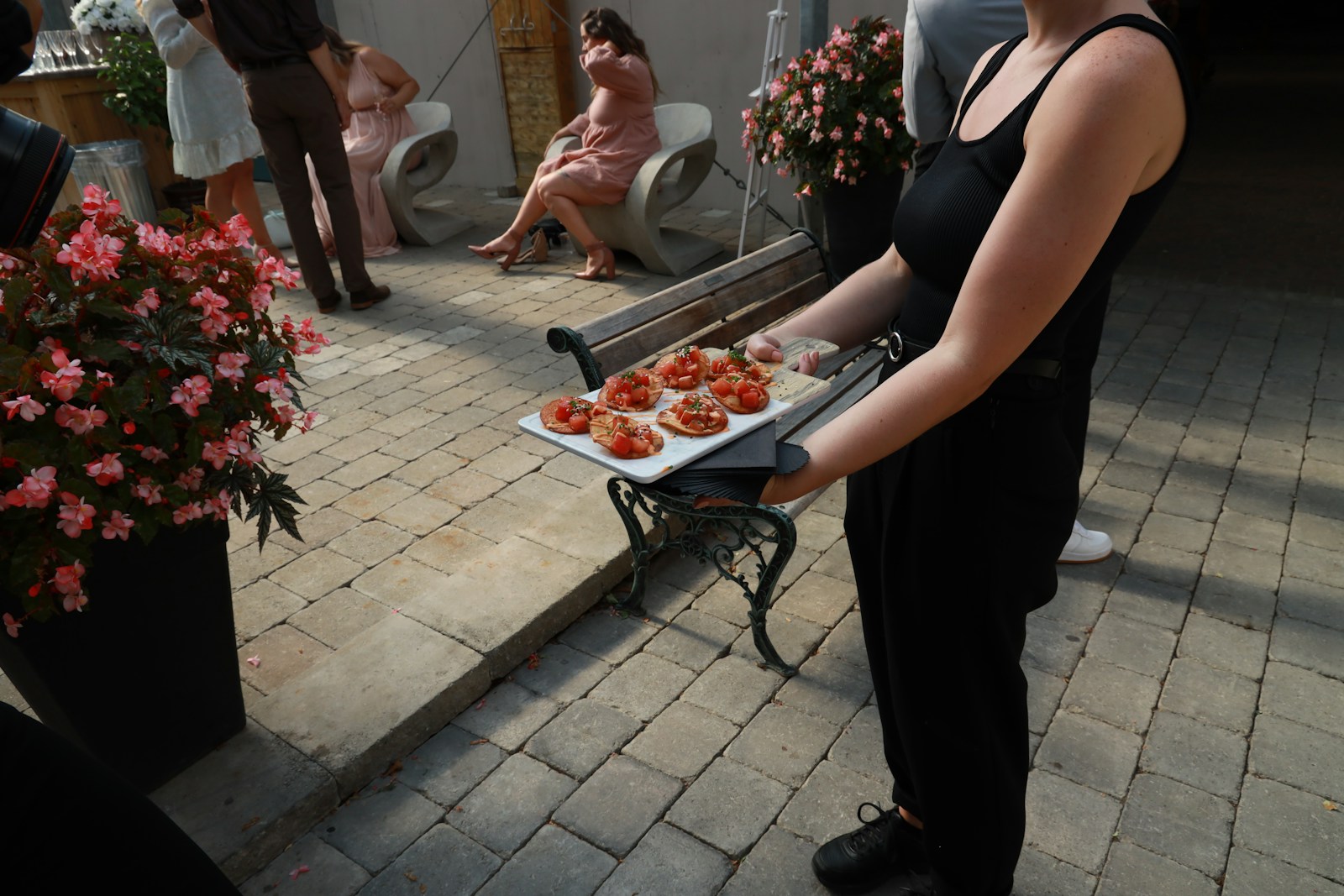 Garzona con bandeja de canapés en una recepción