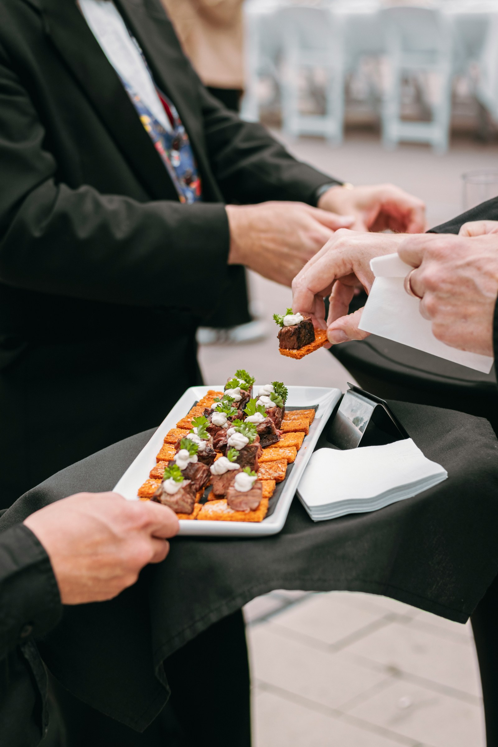 Personal sirviendo aperitivos durante una recepción