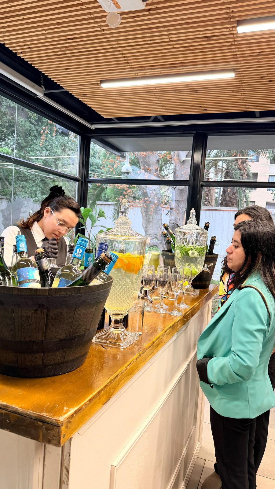 Barra de limonadas y bebidas atendida por el equipo
