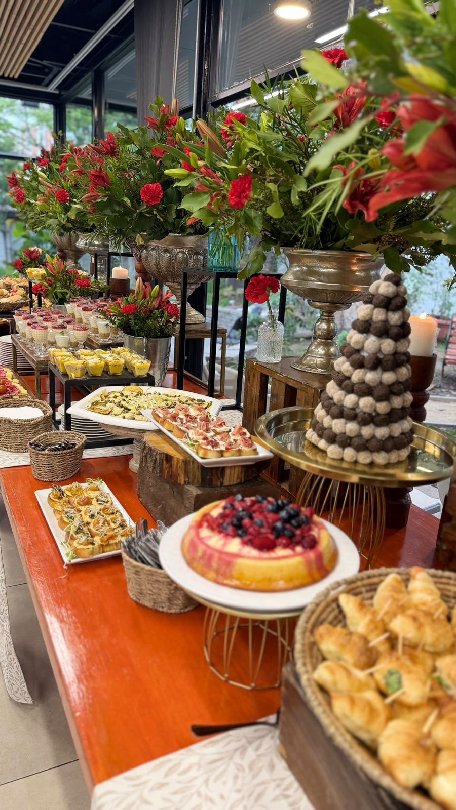 Torta de frutos rojos, empanaditas y torre de trufas