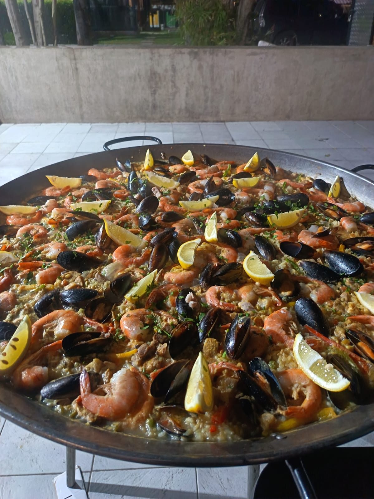 Paella de mariscos con camarones, choritos y limón