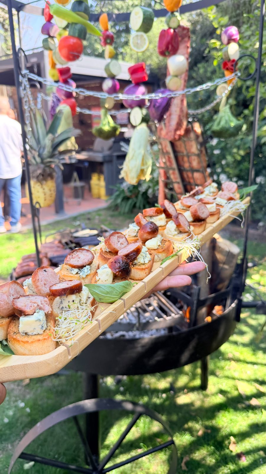 Tabla de piqueos de la parrilla con choripanes y hamburguesitas
