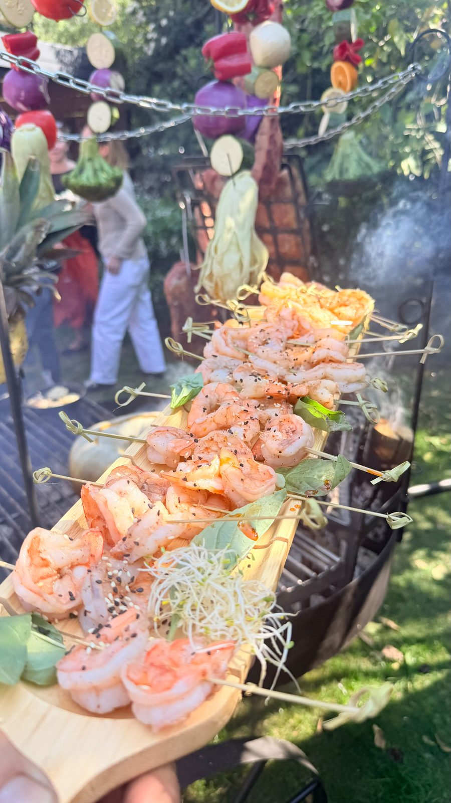 Tabla de camarones a la parrilla sobre el fuego