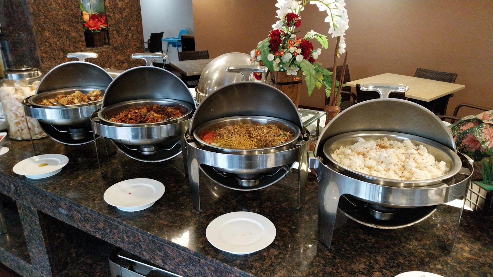 Mesa buffet con variedad de preparaciones frías y calientes