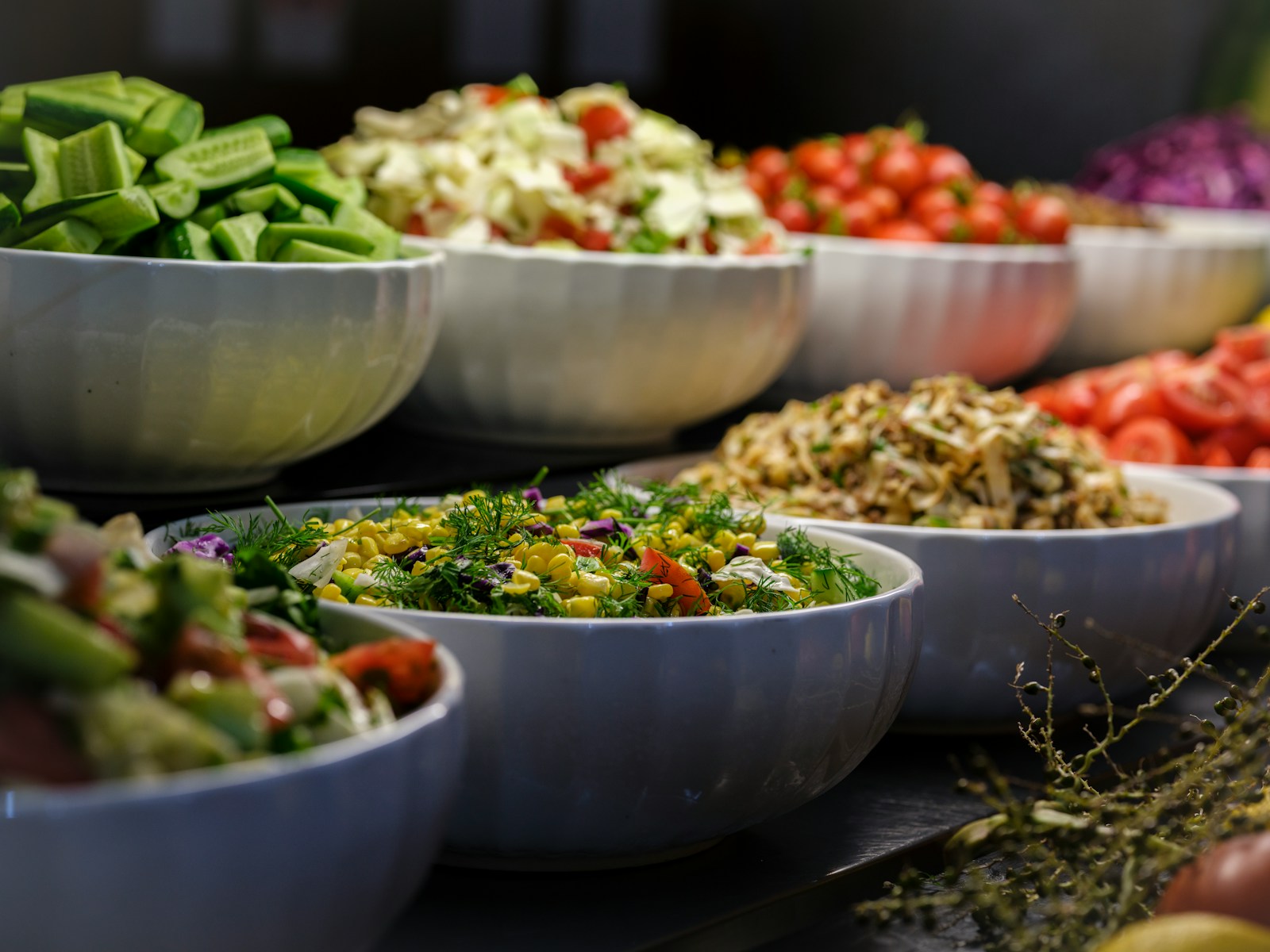 Estación de buffet con bowls y preparaciones de estación