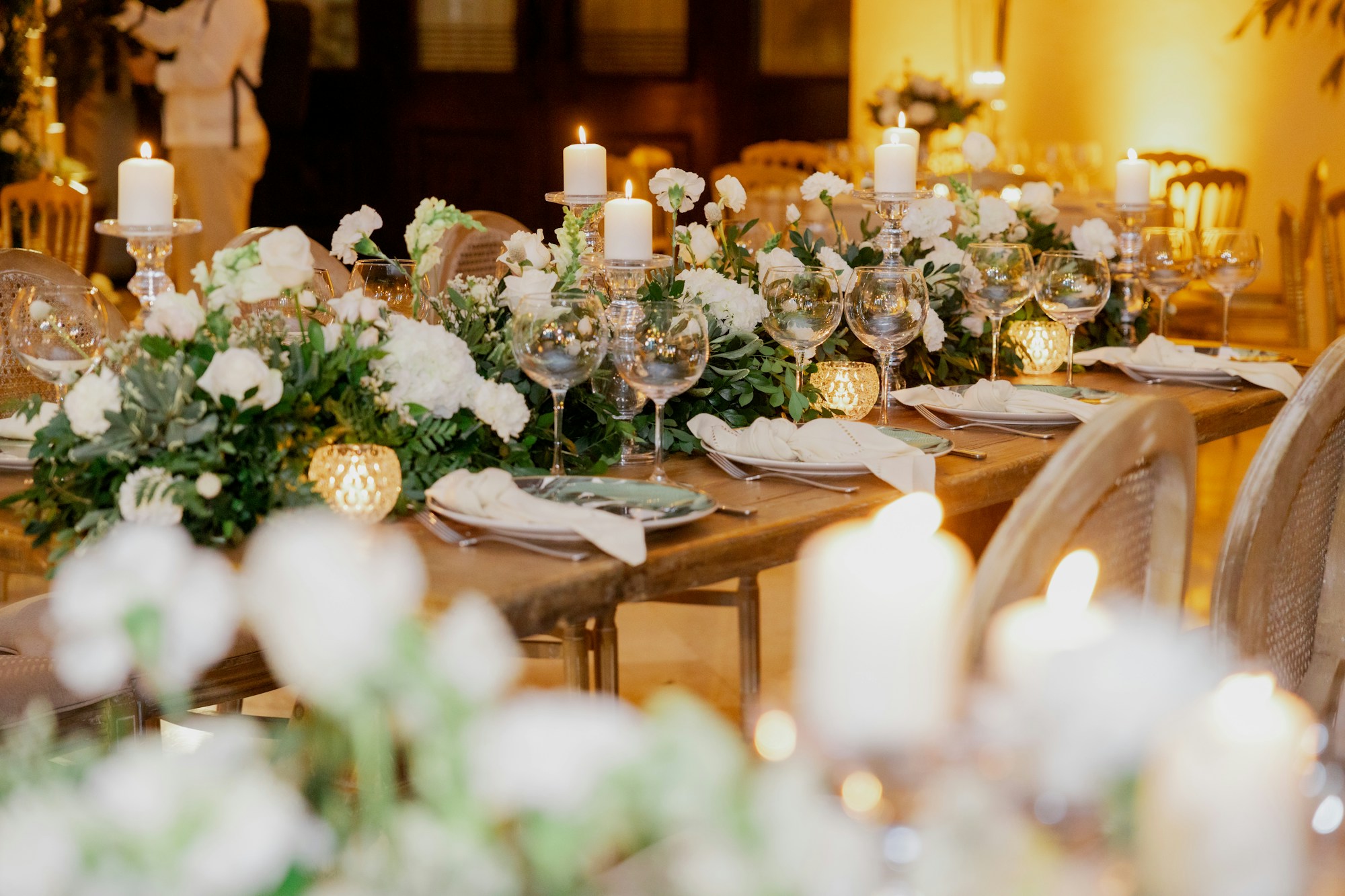 Mesa larga de banquete con velas
