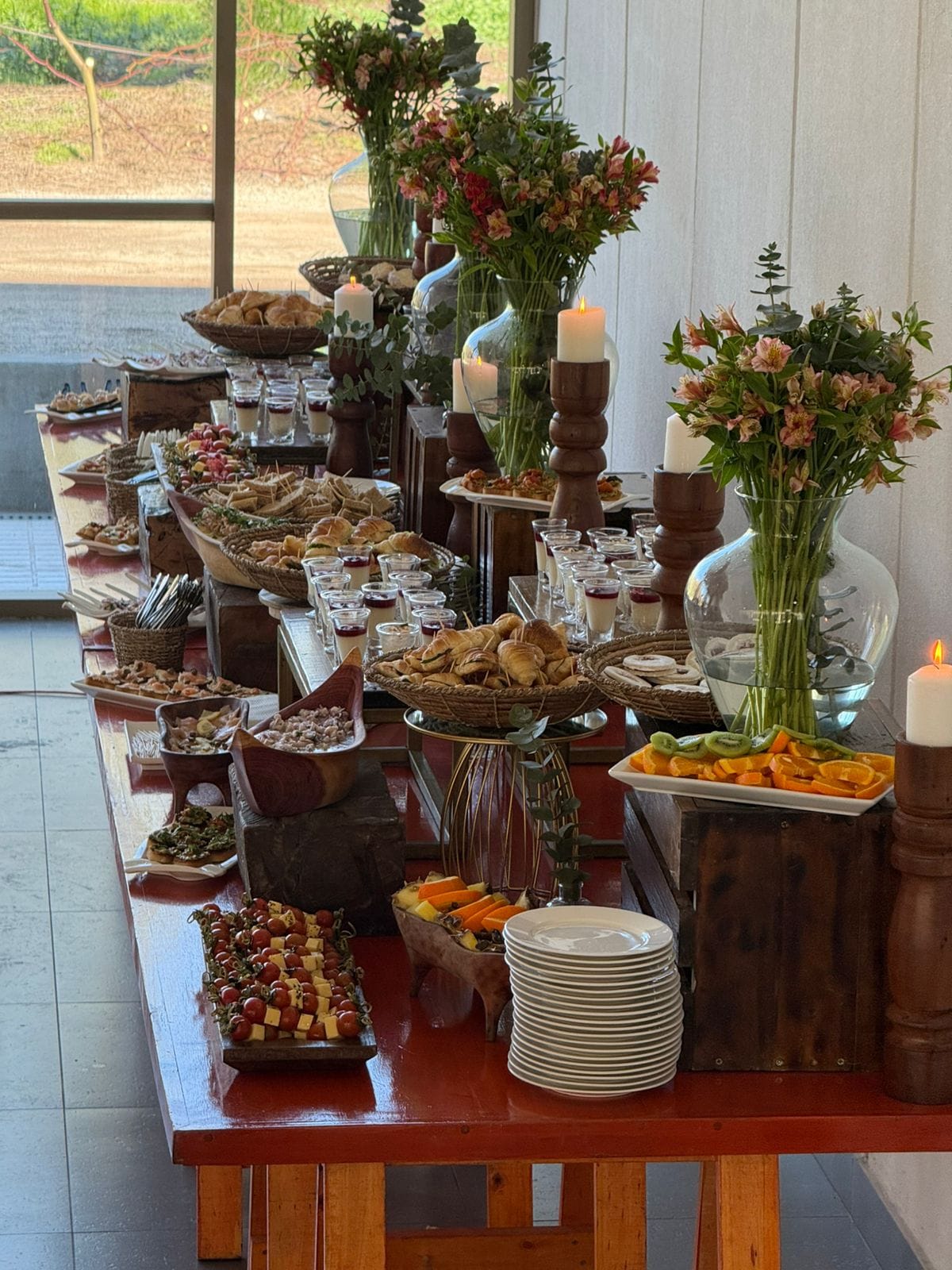 Coffee break de día con panadería, postres y fruta fresca