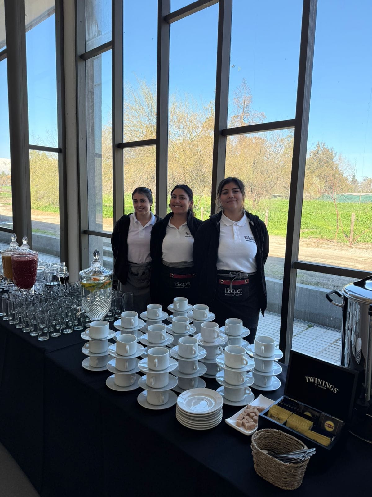 Equipo Bisquet junto a una estación de coffee break