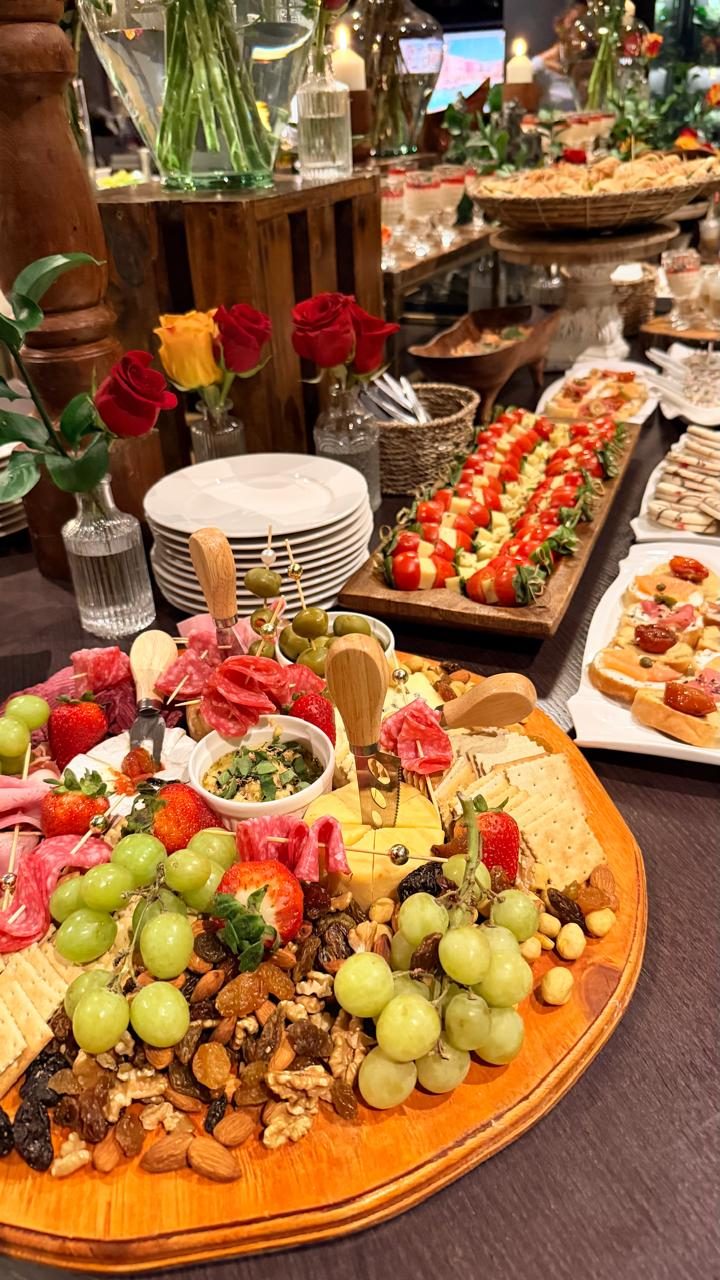 Tabla de quesos, charcutería y fruta fresca