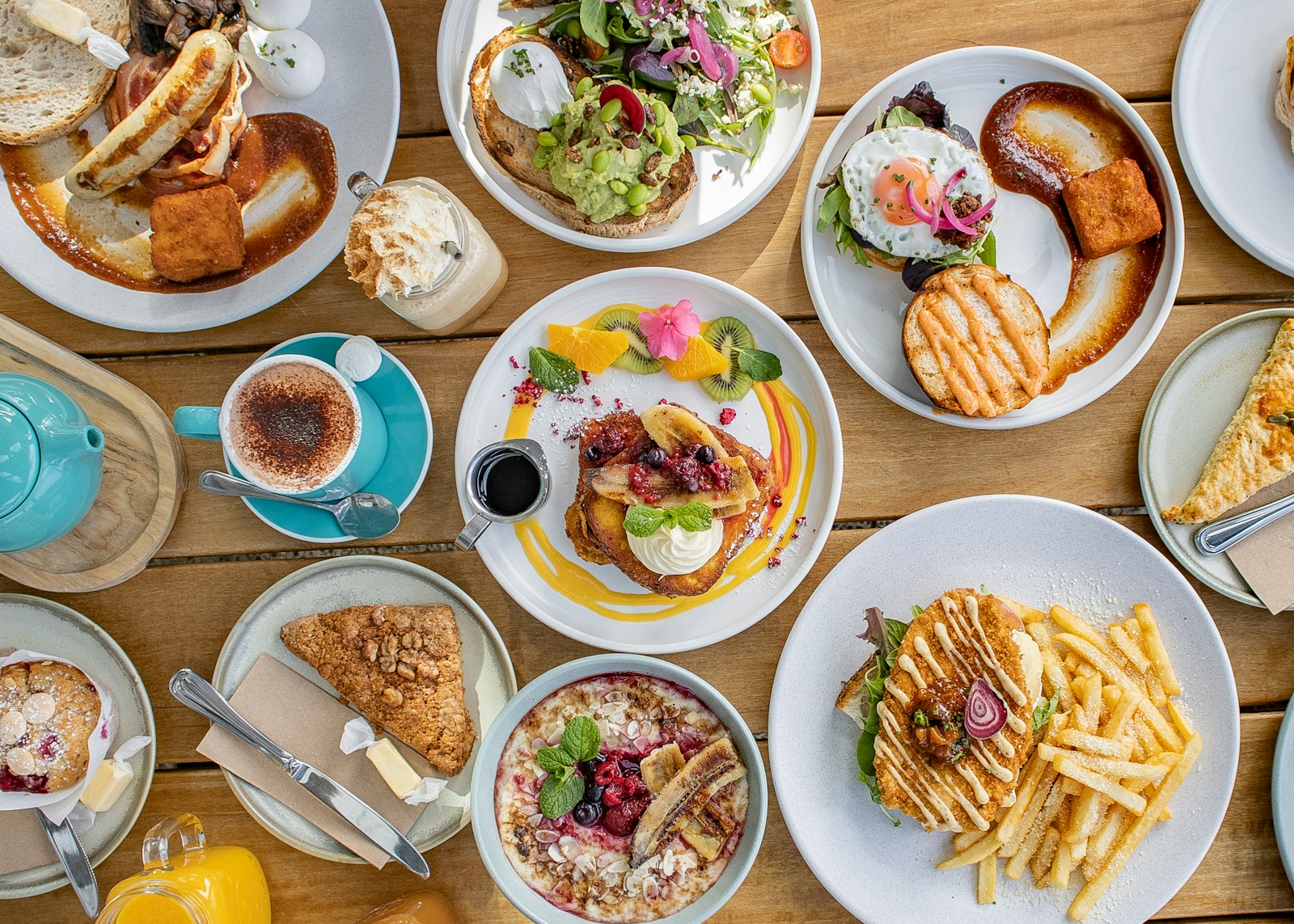Brunch buffet con variedad de preparaciones
