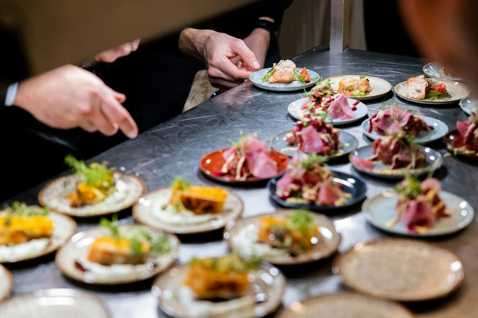 Chef emplatando preparaciones en un evento