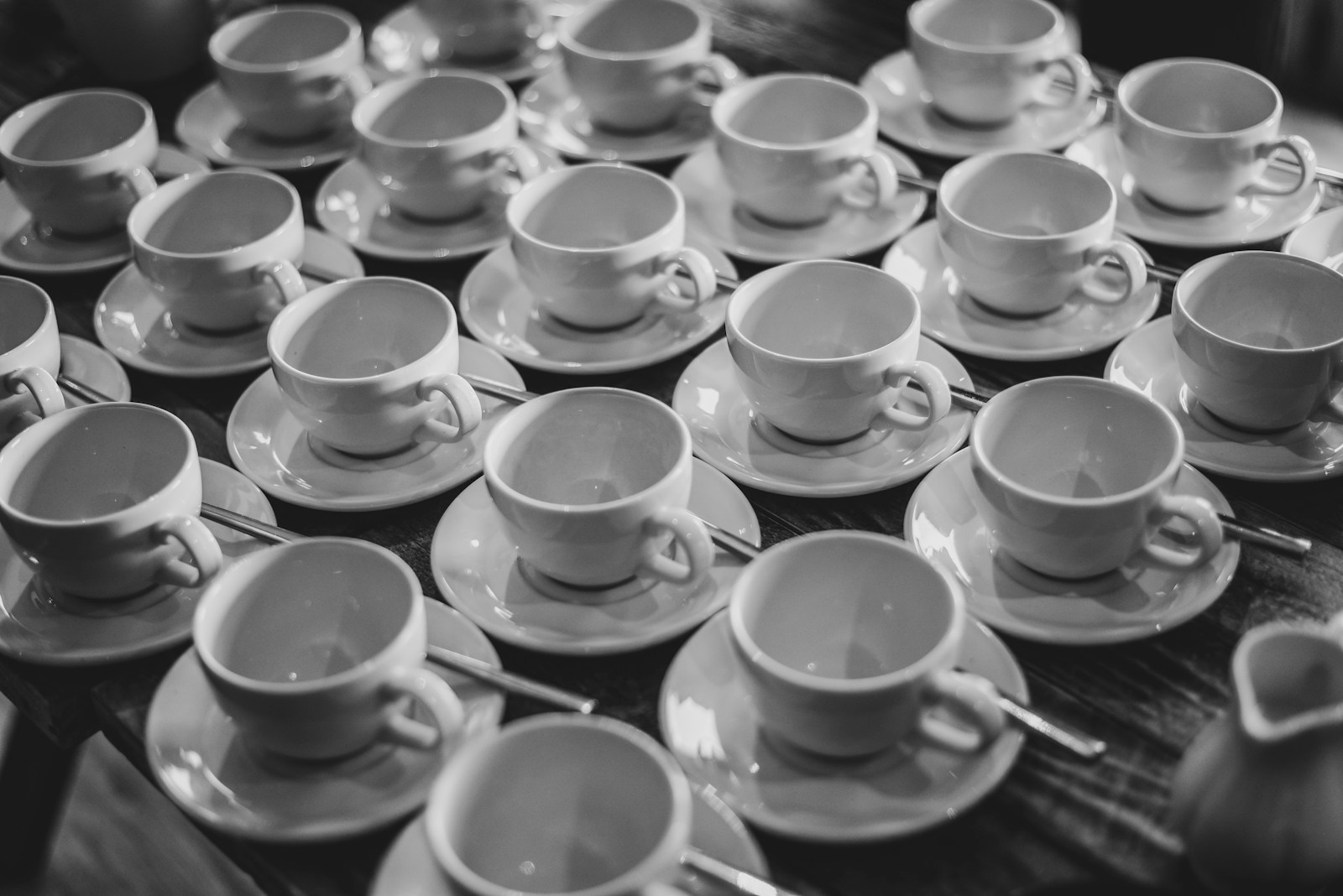 Mesa con tazas y platillos listos para una pausa de café