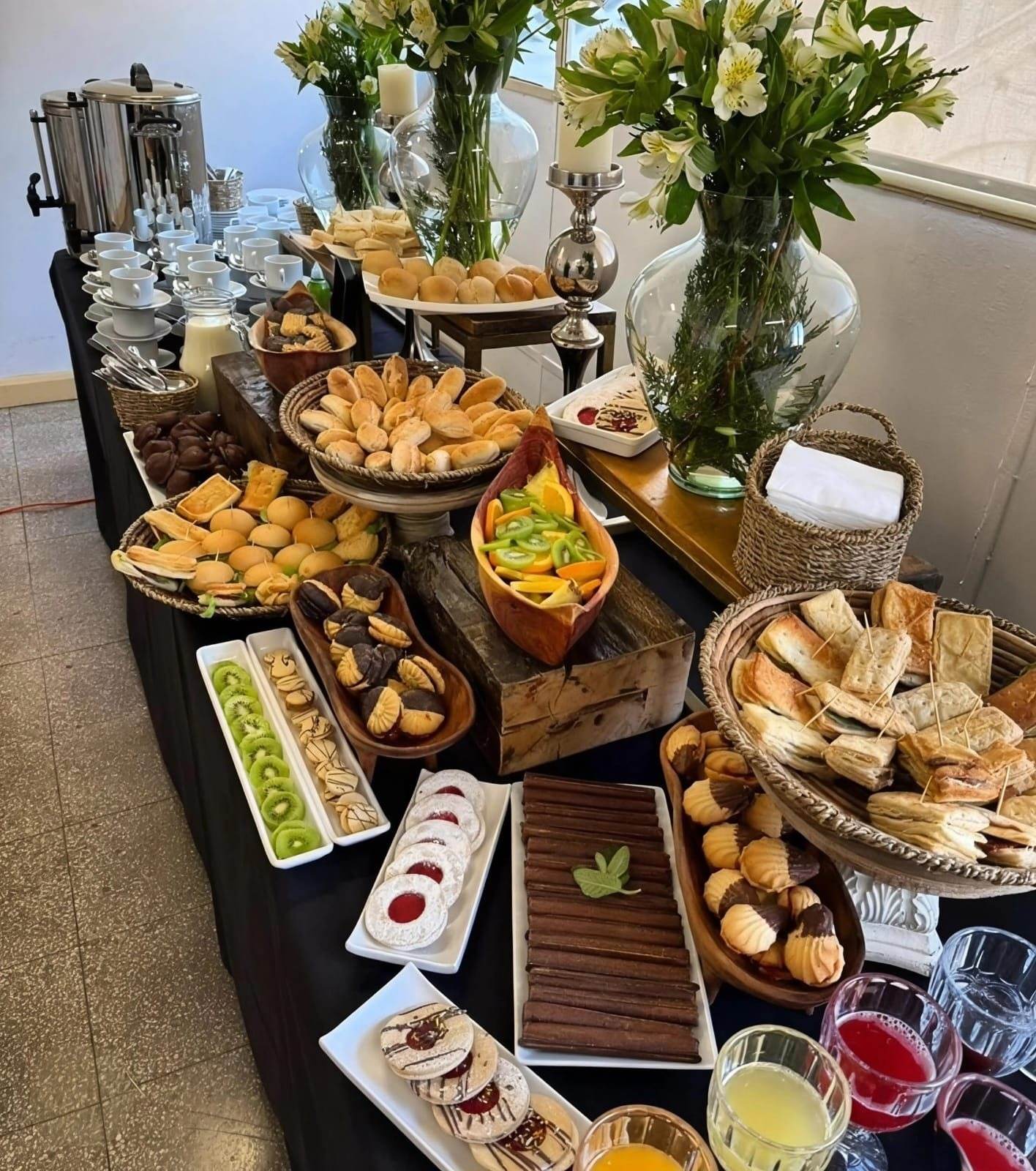 Mesa de coffee break montada