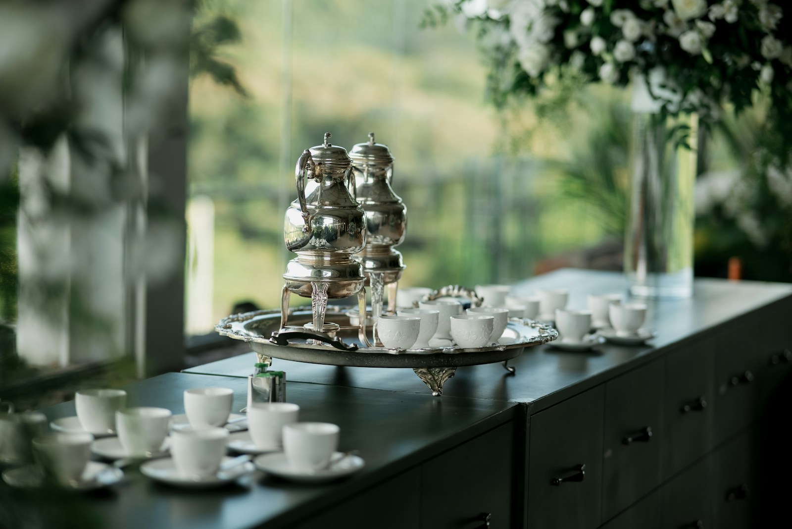 Servicio de café y tazas dispuestas para un coffee break