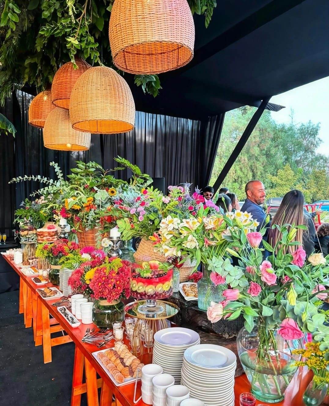 Buffet de matrimonio decorado con flores