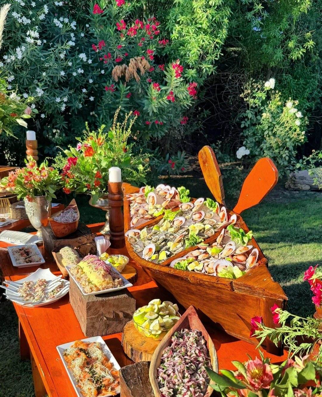 Buffet de matrimonio en jardín
