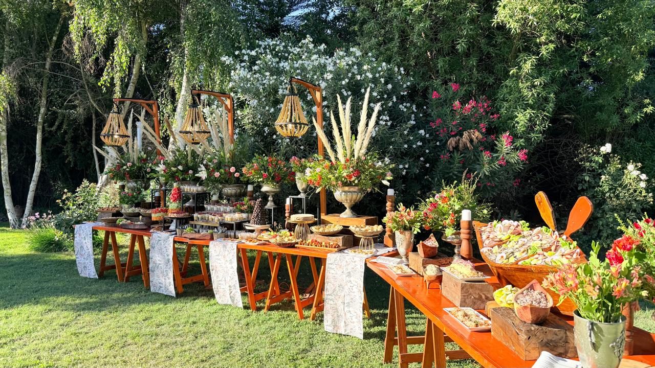 Buffet de jardín con candelabros y flores silvestres