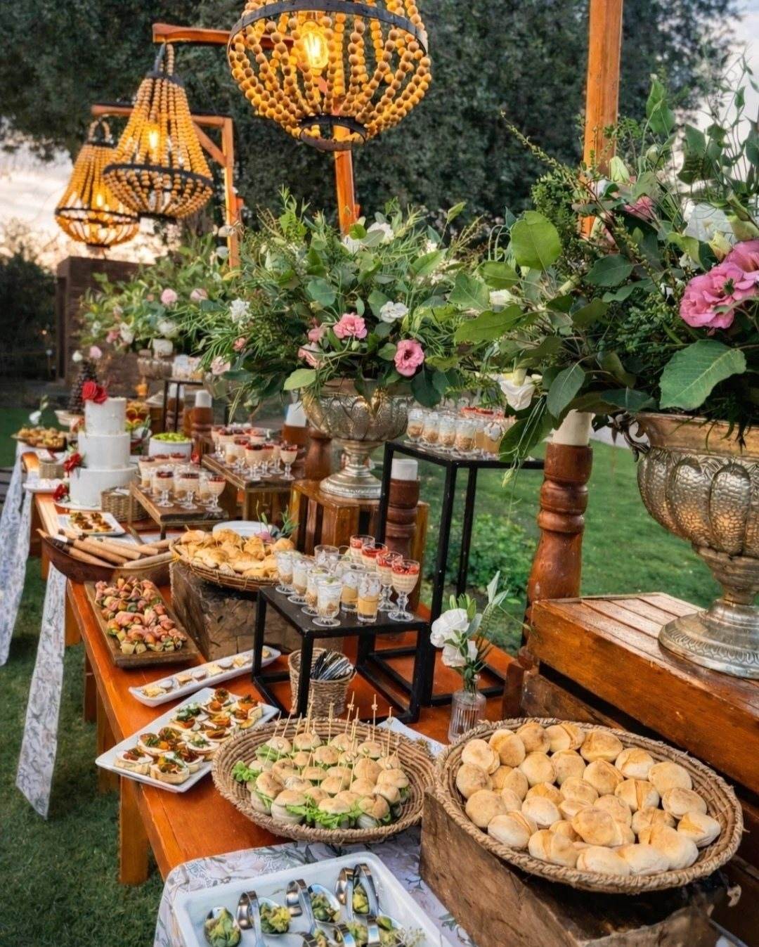 Montaje de matrimonio en jardín